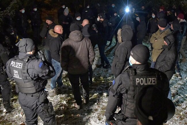 Hunderte "Montagsspaziergänger" zogen am Abend vom Albertpark aus durch Straßen am Rande der Freiberger Innenstadt. Nach Auflösung des sogenannten Spaziergangs nahm die Polizei von 24 Protestlern die Personalien auf. 