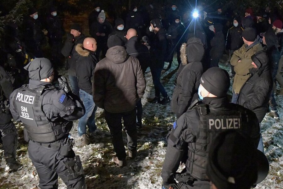 Hunderte "Montagsspaziergänger" zogen am Abend vom Albertpark aus durch Straßen am Rande der Freiberger Innenstadt. Nach Auflösung des sogenannten Spaziergangs nahm die Polizei von 24 Protestlern die Personalien auf. 