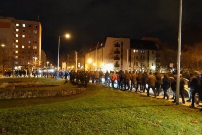 Protest gegen Coronamaßnahmen: Wer sind die Spaziergänger von Zwickau? - Der Demonstrationszug zog am Montagabend eine Stunde lang durch die Innenstadt und passierte dabei auch die Katharinenstraße. 