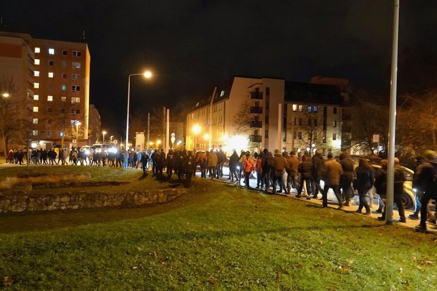 Protest gegen Coronamaßnahmen: Wer sind die Spaziergänger von Zwickau? - Der Demonstrationszug zog am Montagabend eine Stunde lang durch die Innenstadt und passierte dabei auch die Katharinenstraße. 
