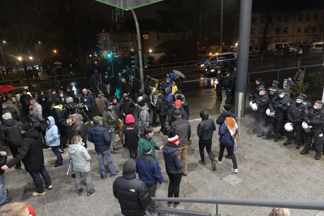 Protest gegen Coronapolitik in Freiberg: Polizei widerspricht Behauptung über Gesetzeslücke für Aufzüge - 