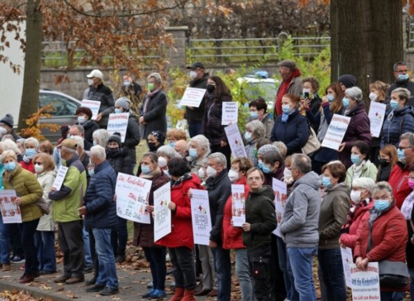 Protest gegen geplante Klinik-Schließung in Lichtenstein - Hunderte Menschen, darunter auch viele Großeltern, protestierten am Montagnachmittag gegen die drohende Schließung der Kinderklinik des DRK-Krankenhauses Lichtenstein.