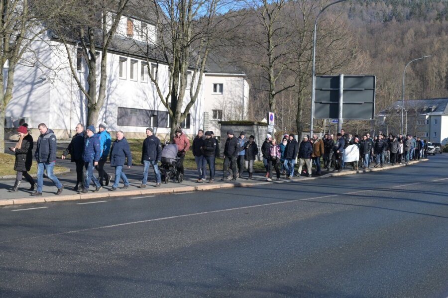 Protest gegen Impfpflicht in Schwarzenberg - Etwa 400 Menschen haben am Samstag in Schwarzenberg protestiert.