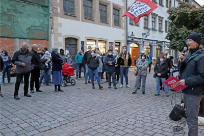 Protest gegen rechte Gewalt in Freiberg - Versammlungsleiter Florian Fichtner vom Bündnis "Freiberg.Grenzenlos" begrüßte die Teilnehmer der Kundgebung.