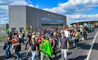 Protest gegen Tesla dürfte nach Aktionswoche weitergehen - Protestzug gegen Tesla in Grünheide.