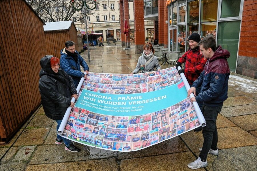 Protest gegen ungleich verteilte Coronaprämien in Chemnitz - Mitarbeiter mehrerer Chemnitzer Kliniken wie Julia Grund, Gabriele Klughardt, Peter Schneider, Felix Wolf und Patrick Nitzsche (von links) protestieren gegen die Ungleichbehandlung bei den Corona-Prämien. 