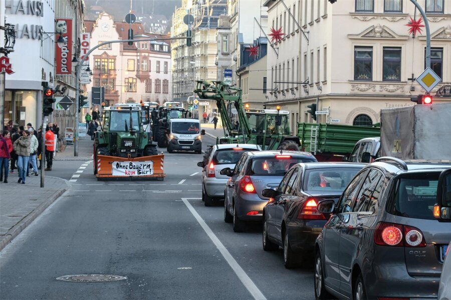 Protest im Erzgebirge am Dienstag: Erneut mehrere Bundesstraßen blockiert - Korsos in Annaberg und Aue unterwegs - Bauernprotest am Dienstagnachmittag in Aue. Mehrere Traktoren blockierten die Engelkreuzung.