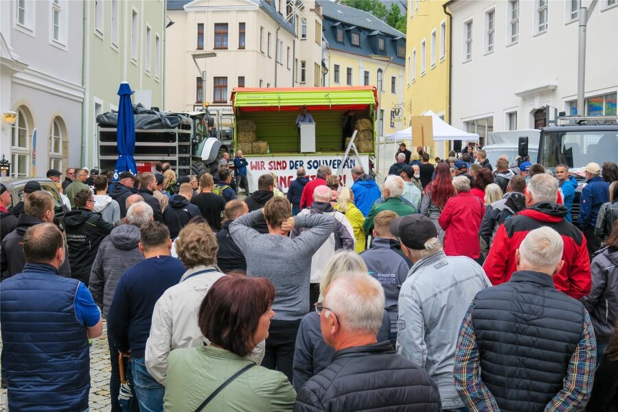 Protest im Erzgebirge: „Berggeschrey“-Redner in Schneeberg fordert fairen Wettbewerb - In Schneeberg hat es am Freitag das „Berggeschrey“ auf dem Marktplatz gegeben.