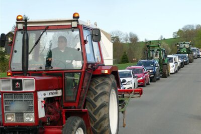 Protest im Erzgebirge flammt wieder auf: Handwerker und Mittelständler gehen in Drebach auf die Straße - Angeführt von einem kleinen Traktor machten sich im Oberdorf von Drebach knapp 30 Fahrzeuge auf den Weg.