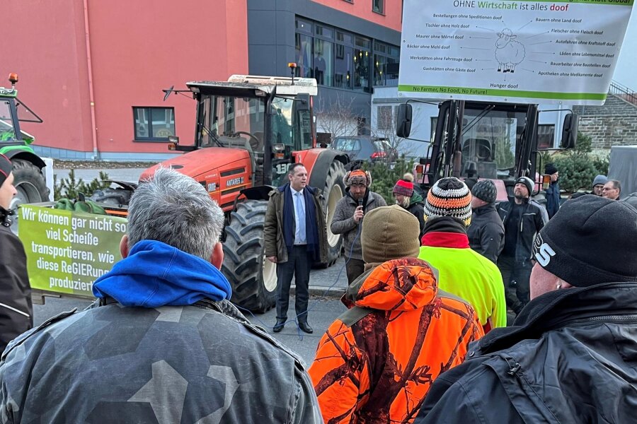 Protest im Erzgebirge: Landrat stellt sich wütenden Landwirten - Landrat Rico Anton (CDU) hat sich am Donnerstagnachmittag den Landwirten und deren Unterstützern gestellt. Mehrfach betonte er, dass er den Protest für legitim halte. Die Protestteilnehmer forderten von dem Christdemokraten ein Signal gen Berlin.