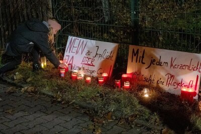 Protest im Erzgebirge: Mit Grablicht gegen Impfpflicht - Am Sonnabend wurden vor am Zaun des Helios-Klinikums in Aue Kerzen und Plakate hinterlassen. Das Ganze war Teil einer Protestaktion in mehreren Städten. 