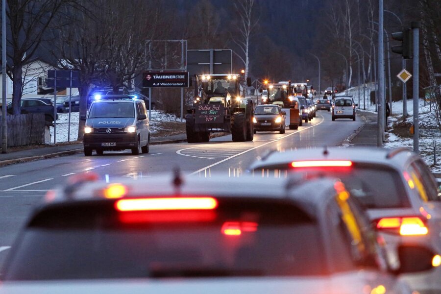 Protest im Erzgebirge: Neue Sperrungen an A 72 am Mittwoch geplant – So lief der Dienstag - Begleitet von der Polizei ist am Dienstag ein Fahrzeugkorso durch das Erzgebirge gerollt. Hier ein Foto aus Raschau.