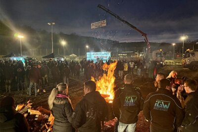 Protest im Erzgebirge: Zahlreiche Teilnehmer bei Mahnfeuer an B 101 - Zahlreiche Teilnehmer haben sich am Freitagabend in Schwarzenberg zu einem Mahnfeuer versammelt.