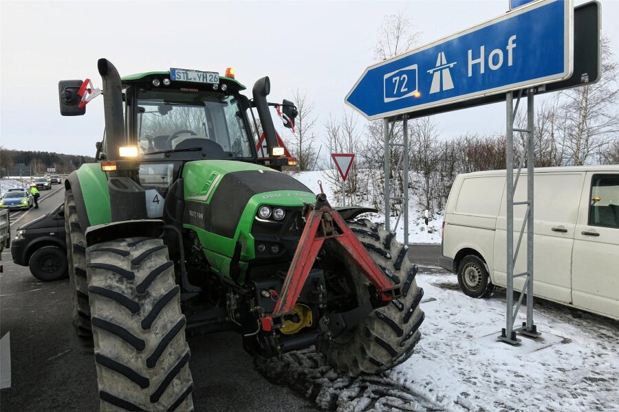 Protest im Erzgebirge: Zufahrten zur A 72 bis Samstag teilweise gesperrt - und das rund um die Uhr - Ein Traktor steht am Mittwoch auf einer der Zufahrtsstraßen zur A 72 an der Anschlussstelle Stollberg-West.