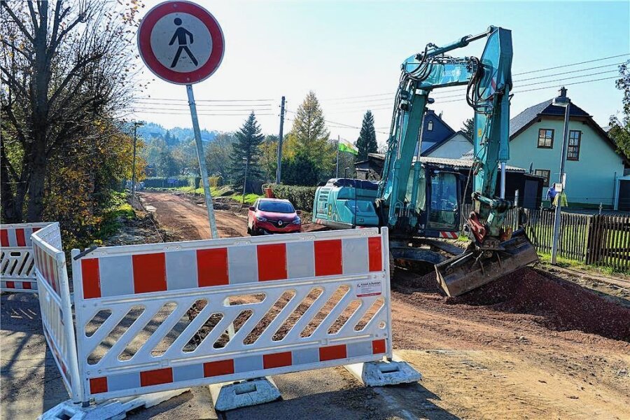 Protest im Kreistag: Ottendorfer fordern Straßenausbau - Im Lichtenauer Ortsteil Ottendorf ist zwar in den vergangenen Jahren an der Ortsdurchfahrt gebaut worden. Dennoch gilt die Trasse schon lange als marode.