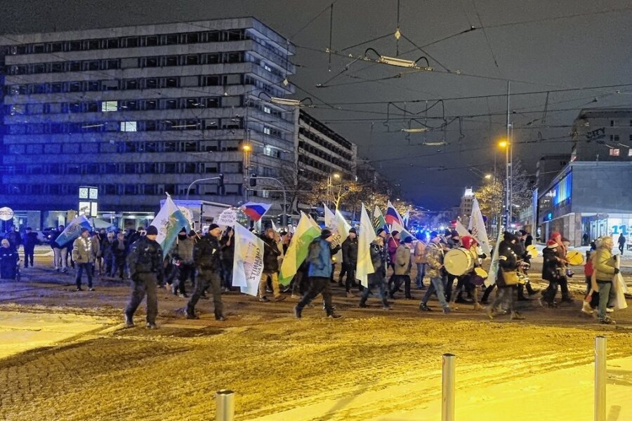 Protest in Chemnitz: Teilnehmerzahl nimmt weiter ab - Hunderte Menschen zogen am Montag durch die Innenstadt. Ende Oktober waren es noch rund 2500 Menschen, die sich versammelten. In der Vorwoche kamen schätzungsweise 900 zusammen, zudem gab eine weitere Demonstration, zu der ein breites Bündnis um "Aufstehen gegen Rassismus" aufgerufen hatte. In dieser Woche gab es keinen Gegenprotest. 