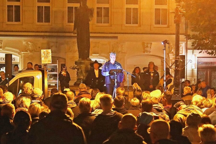 Protest in Crimmitschau: Firmenchefs kritisieren steigende Preise - Auf dem Crimmitschauer Marktplatz versammelten sich am Montagabend knapp 500 Leute.