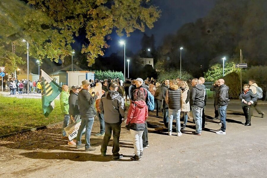 Protest in Einsiedel gegen geplantes Flüchtlingsheim - Protestspaziergang gegen die geplante Flüchtlingsunterkunft in Einsiedel. Foto: Harry Härtel