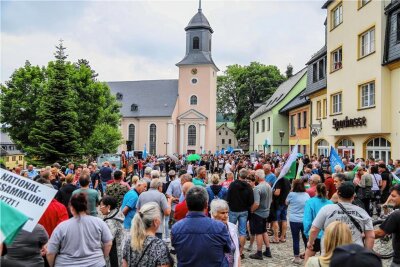 Protest in Grünhain gegen ein vom Landkreis geplantes Asylbewerberheim im Ort verläuft friedlich - Etwa 800 Einwohner und Demonstranten haben sich am Montagabend auf dem Marktplatz von Grünhain versammelt.