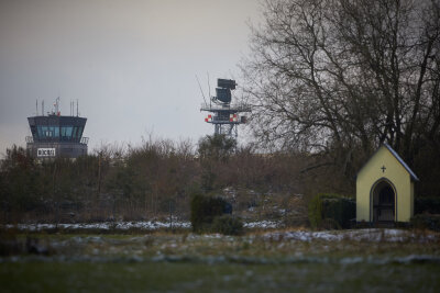 Protest mit Blumensamen - Quäker dringen in Büchel ein - Der Radarturm und der Tower des Bundeswehr Fliegerhorstes in Büchel (Rheinland-Pfalz). Auf dem Luftwaffenstützpunkt sollen US-amerikanische Atombomben vom Typ B61 lagern.