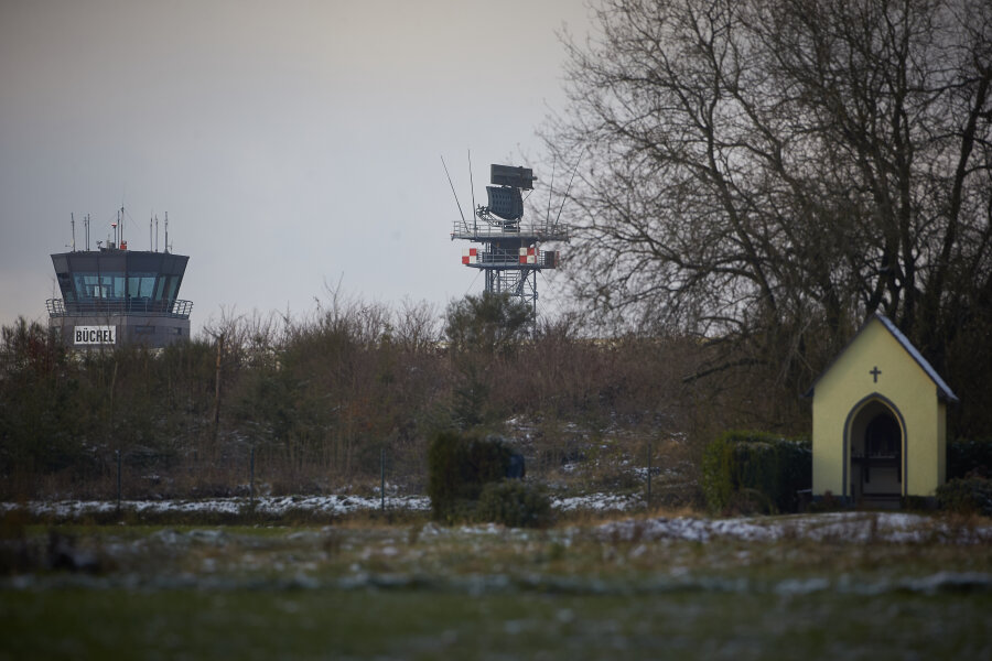 Protest mit Blumensamen - Quäker dringen in Büchel ein - Der Radarturm und der Tower des Bundeswehr Fliegerhorstes in Büchel (Rheinland-Pfalz). Auf dem Luftwaffenstützpunkt sollen US-amerikanische Atombomben vom Typ B61 lagern.