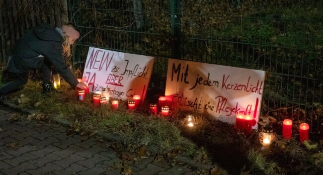 Am Sonnabend wurden vor dem Zaun des Helios-Klinikums in Aue Kerzen und Plakate hinterlassen. Das Ganze war Teil einer Protestaktion in mehreren Städten. 