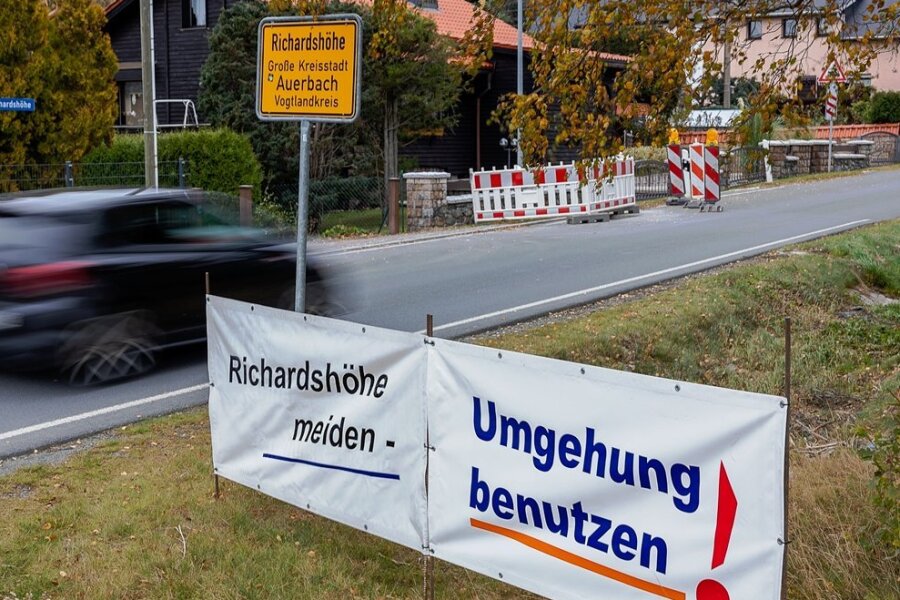 Protest per Plakat: Bewohnern der Auerbacher Richardshöhe reicht es - Das Protestplakat am Ortseingang Richardshöhe.