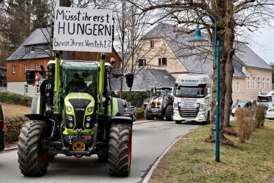 Protest rollt wieder durchs Erzgebirge: Mahnfeuer und kritische Worte in Tannenberg - Landwirte und Unternehmer haben am Samstag mit einem Fahrzeugkorso auf ihre Sorgen aufmerksam gemacht.