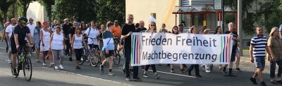 Protest von Impfpflicht bis Energiekrise - "Montagsspaziergang" am 18. Juli am Freiberger Wasserberg: Wenige Hundert Teilnehmer ziehen durch das Wohngebiet. 