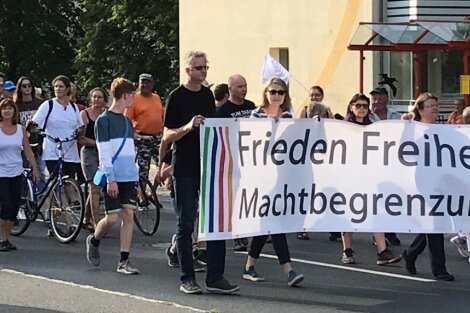 Protest von Impfpflicht bis Energiekrise - "Montagsspaziergang" am 18. Juli am Freiberger Wasserberg: Wenige Hundert Teilnehmer ziehen durch das Wohngebiet. 