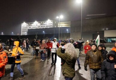 Protest vor JVA in Chemnitz: Freie Sachsen fordern Freilassung einer inhaftierten Ärztin - 