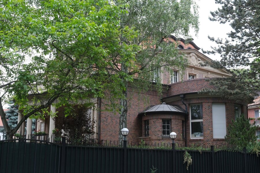 Protestaktion am früheren russischen Konsulat in Leipzig - Das Generalkonsulat der Russischen Föderation. Der Standort wurde zum Jahresende 2023 geschlossen.