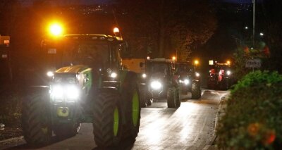 Protestaktion mit Traktoren - Mit einem Traktorkorso wollten Landwirte am Sonntagabend auf ihre Probleme aufmerksam machen. 
