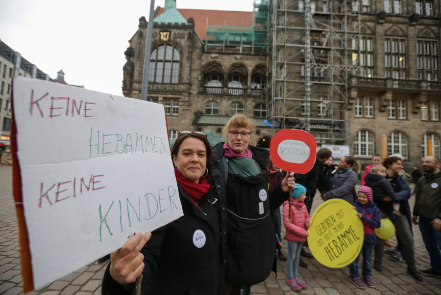 Protestaktion zum Internationalen Hebammentag vor dem Rathaus - Katja Zöllner und Claudia Graf-Pfohl (von links) nahmen an der Kundgebung zum Internationalen Hebammentag auf dem Chemnitzer Neumarkt teil.