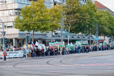 Protestaufzug und Gegendemo in der Chemnitzer Innenstadt - Die Teilnehmerzahl der Protestaufzüge in Chemnitz war in den vergangenen Wochen auf vergleichbarem Niveau. 