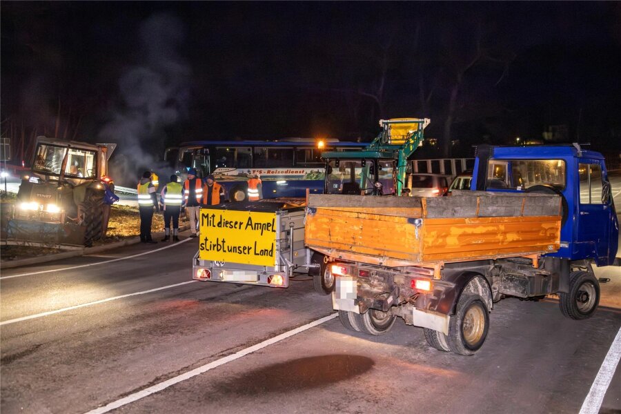 Proteste: Erzgebirgskreis erlaubt Sperrung der B 169 in Schneeberg bis Freitag und weiteren Protest in Neukirchen - Vielerorts im Erzgebirge erfolgten am Morgen Sperrungen von Kreuzungen und Straßen durch die Bauernproteste.