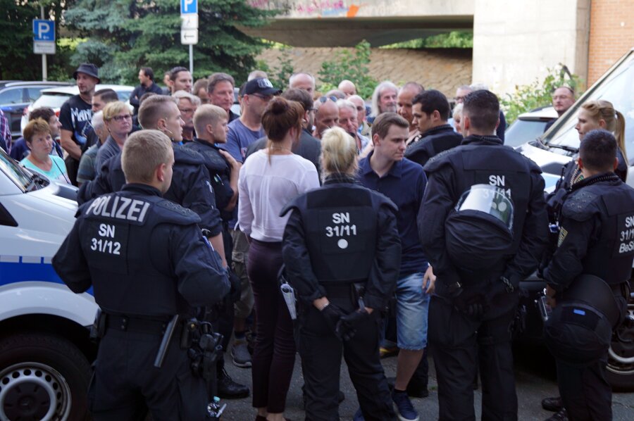 Proteste gegen Bundesjustizminister Maas in Zwickau - Ein großes Polizeiaufgebot sicherte den Auftritt von Heiko Maas ab.