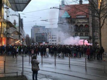 Proteste gegen Impfpflicht im Gesundheitswesen in Chemnitz - Polizei ermittelt wegen unzulässigem Aufzug - Protestierende auf dem Chemnitzer Markt am Samstagnachmittag.