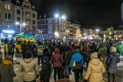 Proteste im Erzgebirge am Montag: Mehrere Hundert Teilnehmer bei Demos am Abend - Zu einer Demo hat am Montagabend die rechtsextreme Kleinstpartei „Freie Sachsen“ auf dem Altmarkt in Aue aufgerufen.