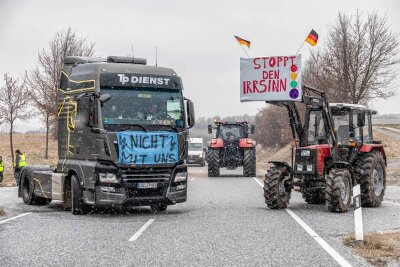 Proteste im Erzgebirge: Mit diesen Sperrungen und Aktionen ist am Dienstag zu rechnen - Blockaden am Montag im Erzgebirge: Wird es ähnliche Bilder auch am Dienstag in der Region geben?