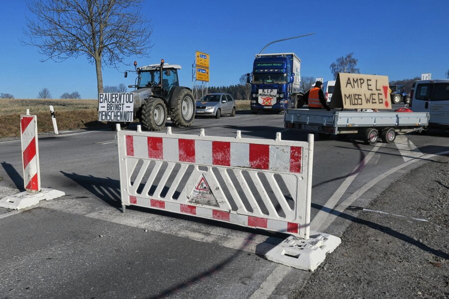 Proteste im Erzgebirge: Wie der Dienstag lief und mit welchen Sperrungen am Mittwoch zu rechnen ist - Ebenfalls teilweise gesperrt am Dienstag: die B 169 nahe Lößnitz am Abzweig nach Affalter.