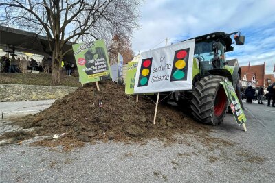 Proteste in Deutschland: Warum trifft es besonders die Grünen? - Landwirte protestierten vor der Stadthalle in Biberach, wo sich die Grünen zum politischen Aschermittwoch treffen wollten. Die Veranstaltung wurde abgesagt.