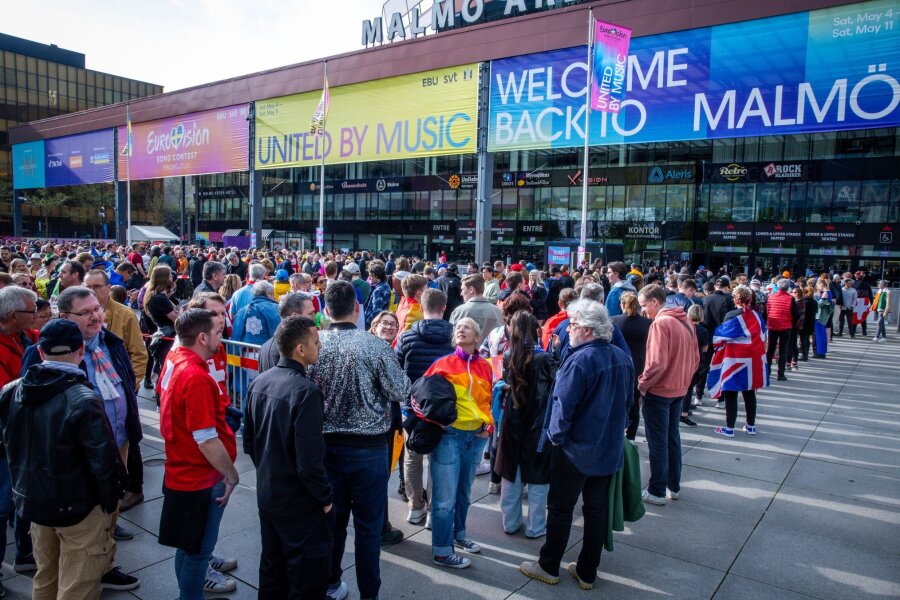 Proteste und Disqualifikation: ESC-Finale hat begonnen - Musikfans stehen vor Beginn des Finales des Eurovision Song Contest 2024 vor der Malmö Arena.