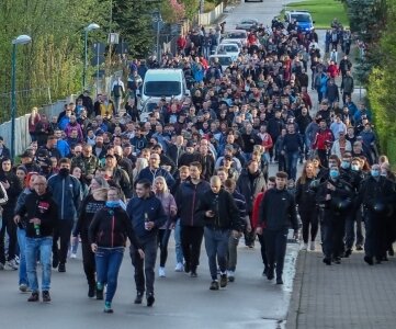 Protestzug formiert sich bereits am Sonntagabend - Mehrere hundert Menschen bei ihrem Spaziergang am Sonntagabend durch Zwönitz. 