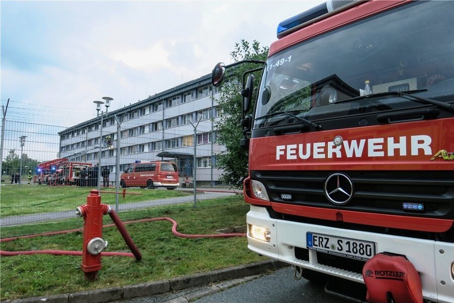 Prozess: 24-Jähriger hat Feuer im Schneeberger Asylheim gelegt - Immer wieder musste auch die Feuerwehr zur Asylunterkunft ausrücken. 