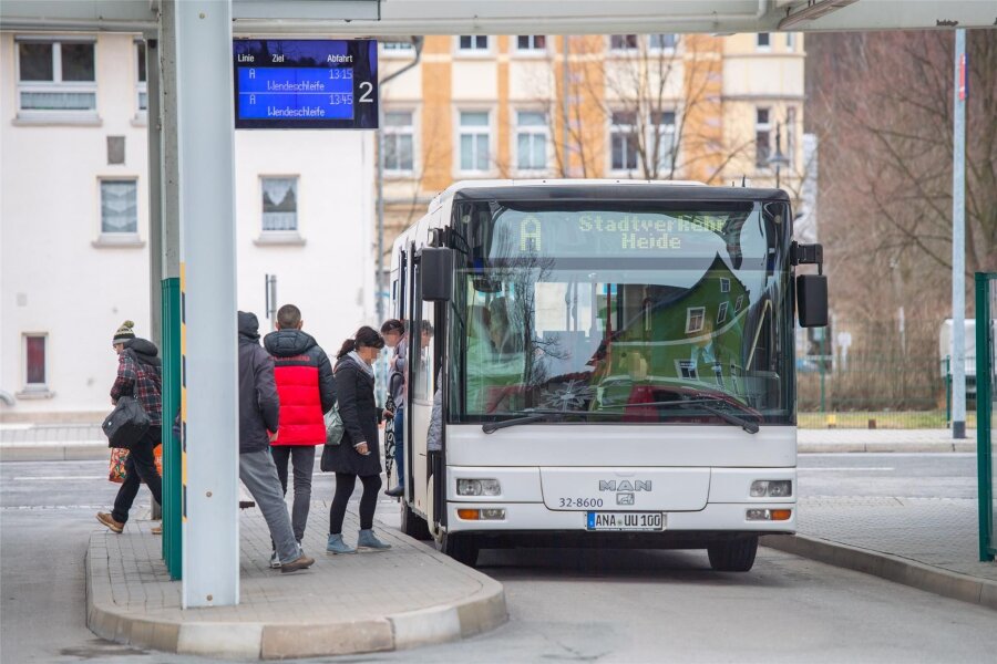 Prozess: Erzgebirger beleidigt und greift Busfahrerin an, doch die wehrt sich - Auf dem Busbahnhof in Schwarzenberg wurde im Juni 2022 eine Busfahrerin angegriffen. Der Täter schrammte knapp am Gefängnis vorbei.