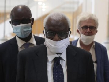 Prozess gegen ehemaligen Spitzenfunktionär Lamine Diack -  
          Den Corona-Regeln entsprechend mit einer Maske kommt Lamine Diack (M) mit seinem Anwalt William Bourdon (r) ins Pariser Gericht.