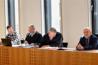 Prozess gegen Ex-Geschäftsführer der Klein-Erzgebirge-GmbH: „Wir gehen von einem Freispruch aus.“ - Im April wurde der Prozess gegen Stephan (links) und Horst Drichelt (rechts) am Amtsgericht Chemnitz eröffnet. Inzwischen sitzt nur noch Horst Drichelt auf der Anklagebank. In der Mitte die Verteidiger Hagen Vetter und Frank Tippmann.