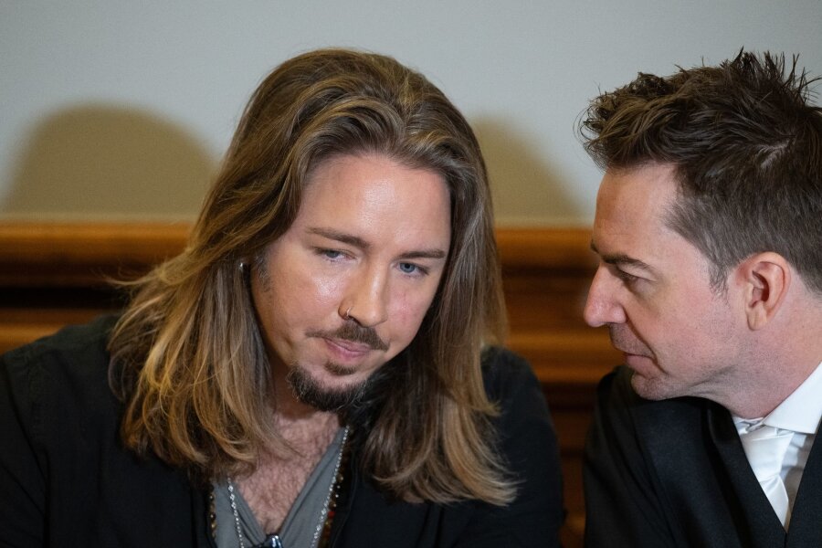 Prozess gegen Gil Ofarim wegen Verleumdung: Ofarim schweigt zum Auftakt - Gil Ofarim (l) unterhält sich im Saal des Landgerichts mit seinem Anwalt Alexander Stevens.