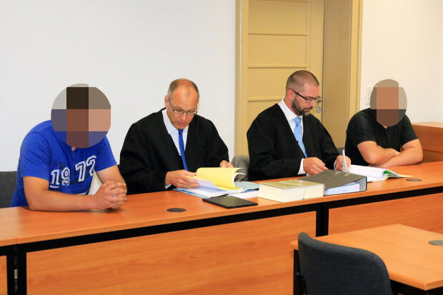 Prozess gegen mutmaßliche Brandstifter: Landgericht Chemnitz hebt ein Urteil auf und bestätigt ein zweites - Berufungsverhandlung in Chemnitz: Zwei Brüder waren wegen Brandstiftung angeklagt.